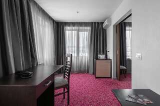Отель Маринс Парк  Нижний Новгород Стандарт с двухспальной кроватью и диваном и односпальной кроватью-2