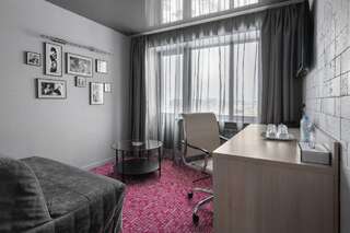Отель Маринс Парк  Нижний Новгород люкс двухкомнатный с двухспальной кроватью и диваном.-3