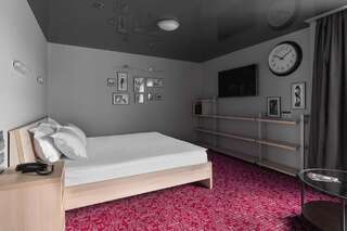 Отель Маринс Парк  Нижний Новгород Люкс студио с двухспальной кроватью и диваном.-1