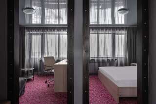 Отель Маринс Парк  Нижний Новгород люкс двухкомнатный с двухспальной кроватью и диваном.-2