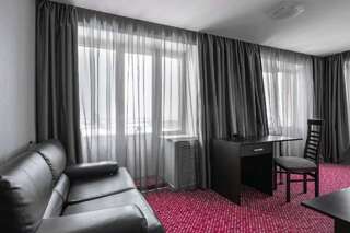 Отель Маринс Парк  Нижний Новгород Стандарт с двухспальной кроватью и диваном и односпальной кроватью-1