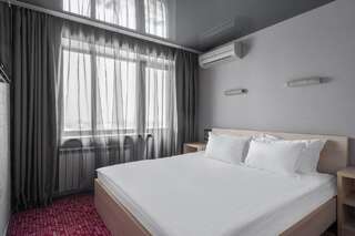 Отель Маринс Парк  Нижний Новгород люкс двухкомнатный с двухспальной кроватью и диваном.-1