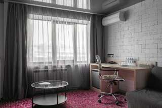 Отель Маринс Парк  Нижний Новгород Люкс студио с двухспальной кроватью и диваном.-8