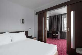 Отель Маринс Парк  Нижний Новгород Стандарт с двухспальной кроватью и диваном и односпальной кроватью-3