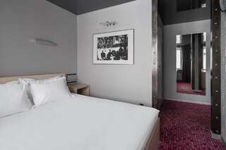 Отель Маринс Парк  Нижний Новгород люкс двухкомнатный с двухспальной кроватью и диваном.-5