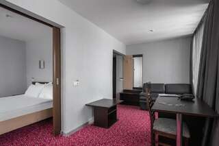 Отель Маринс Парк  Нижний Новгород Стандарт с двухспальной кроватью и диваном и односпальной кроватью-5