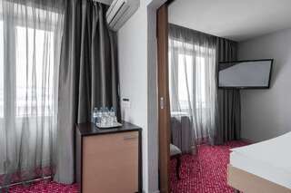 Отель Маринс Парк  Нижний Новгород Стандарт с двухспальной кроватью и диваном и односпальной кроватью-7